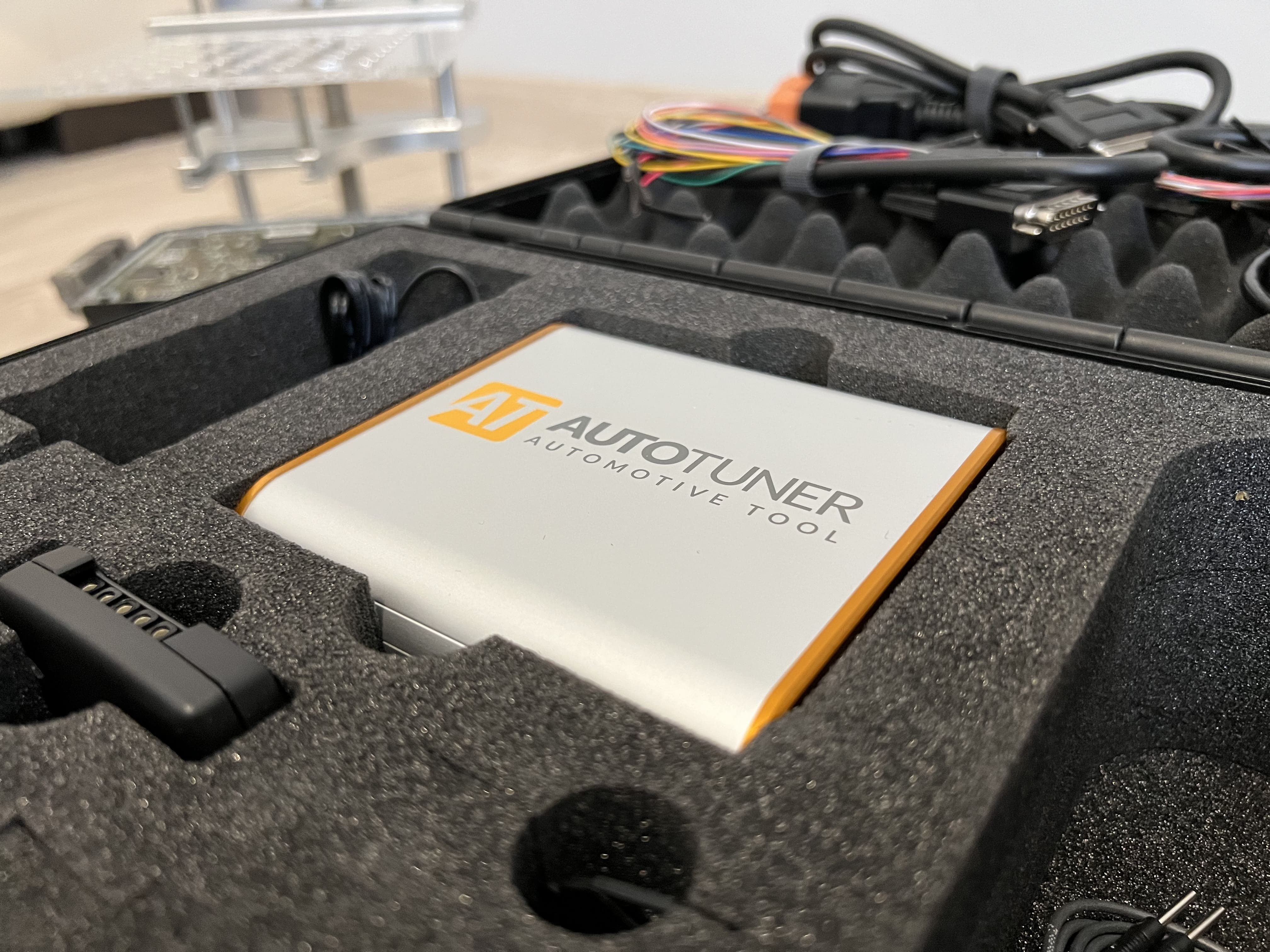 Autotuner et ses câbles dans sa mallette de transport