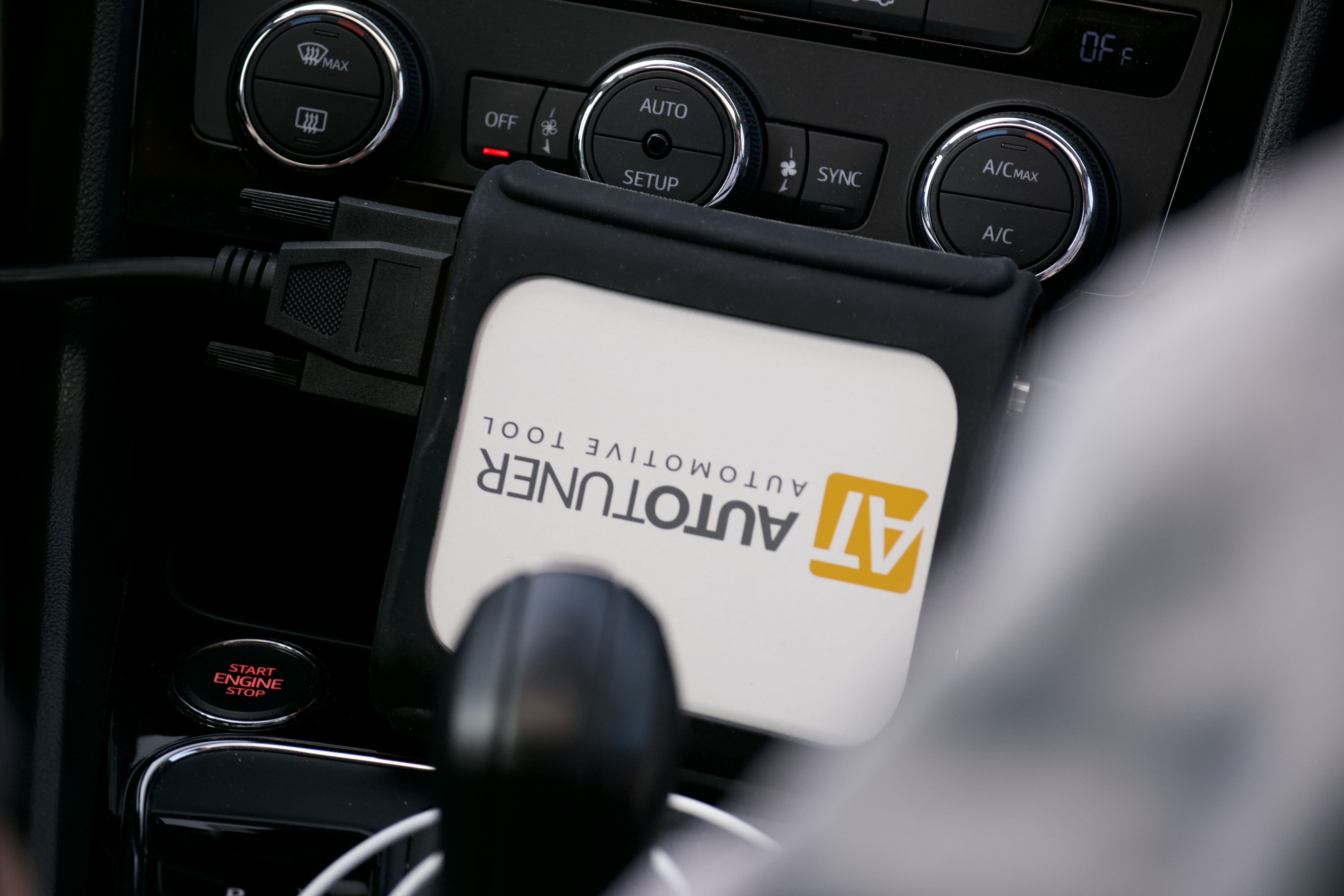 Autotuner branché en OBD sur le véhicule, console centrale visible